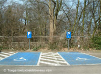 Tussen twee standaardparkeerplaatsen werd een vrije zone voorzien. Deze zone zorgt voor een veilige ruimte om in en uit te stappen voor beide parkeerplaatsen. 