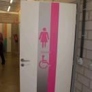 Signalisatie op het aangepast toilet voor vrouwen.