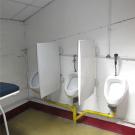 47ste Akabe Koningin Fabiola te Edegem heeft bij het sanitair ook urinoirs voorzien. Optimaal waren de tussenschoten en de achterwand in een contrasterende kleur ten opzichte van de toiletpot.