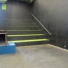 Deze "trap" fungeert als tribune voor bij optredens. De treden werden bovenaan voorzien van een contrastmarkering. Er is een leuning aanwezig. (Jeugdcentrum Ahoy, Wijnegem)