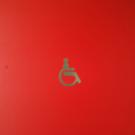 Voor de aanduiding van het aangepast toilet wordt er gebruik gemaakt van het rolstoel-pictogram. Het pictogram mocht meer contrasterend zijn ten opzichte van de kleur van het deurblad. (Jeugdhuis Rondpunt 26, Genk)
